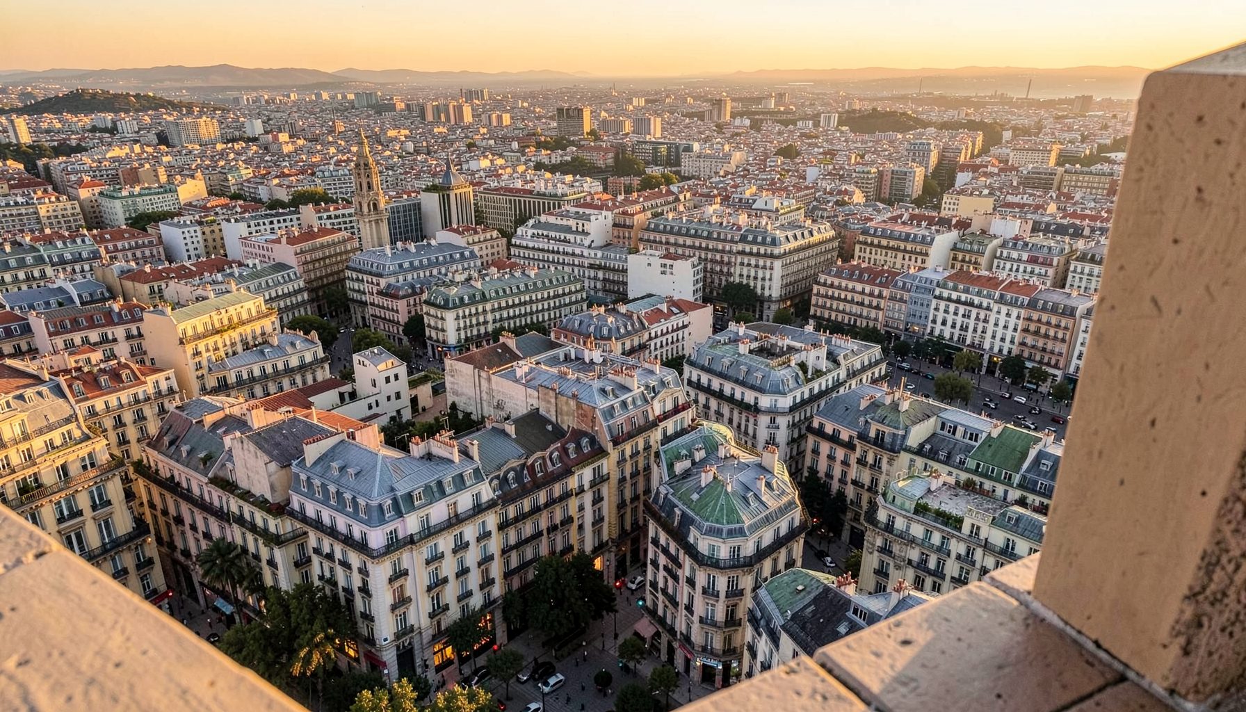 Paisaje urbano de Barcelona desde un mirador elevado, luz dorada del atardecer sobre los edificios de la ciudad